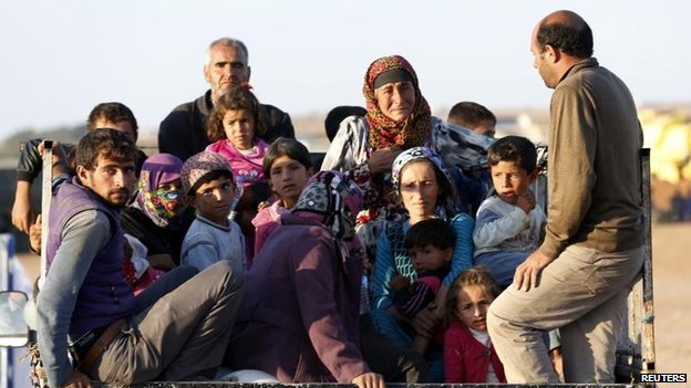 Nhóm người chạy trốn xung đột ở biên giới Syria- Thổ Nhĩ Kỳ. Ảnh: Reuters