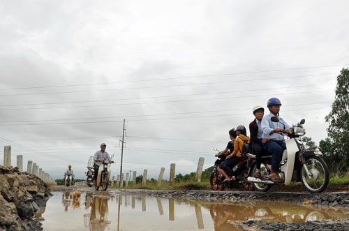 Tuyến đường liên xã tại xã Bình Chánh, huyện Bình Sơn, tỉnh Quảng Ngãi bị hư hỏng do xe tải nặng hoành hànhẢnh: TỬ TRỰC