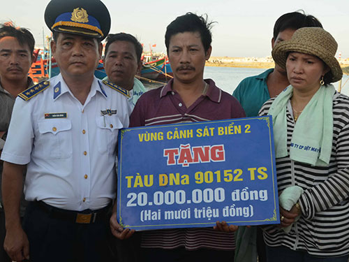 Lực lượng Cảnh sát biển Việt Nam trao quà hỗ trợ ngư dân của một tàu cá bị tàu Trung Quốc đâm chìm chiều 26-5 Ảnh: BÍCH VÂN