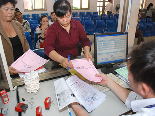 Người dân đến làm thủ tục chuyển quyền sử dụng đất tại TP HCM Ảnh: TẤN THẠNH