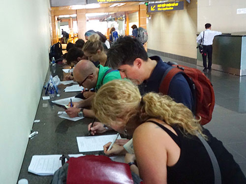 Hành khách nhập cảnh từ vùng có dịch thực hiện khai báo y tế tại sân bay quốc tế Nội Bài (Hà Nội)