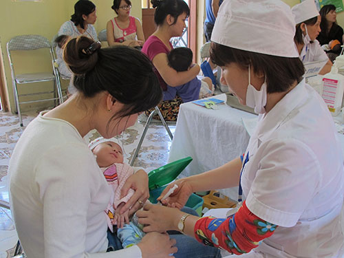 Tiêm vắc-xin Quinvaxem tại một trạm y tế ở TP Hà Nội