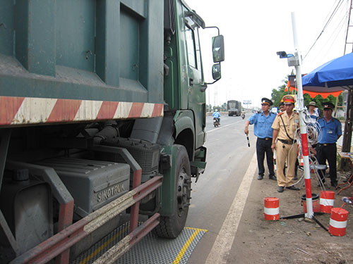 Thanh tra Sở GTVT Đồng Nai kiểm tra xe quá tải, quá khổ trên Quốc lộ 51 Ảnh: XUÂN HOÀNG