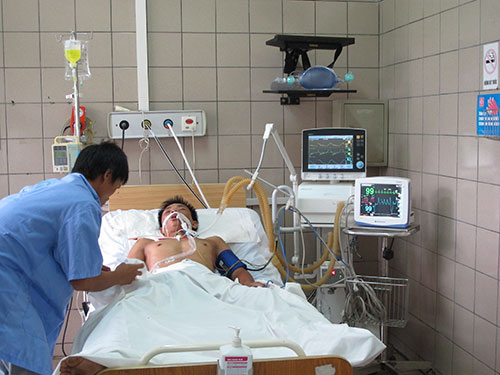 Nạn nhân ngộ độc Paraquat điều trị tại Trung tâm Chống độc Bệnh viện Bạch Mai Ảnh: NGỌC DUNG