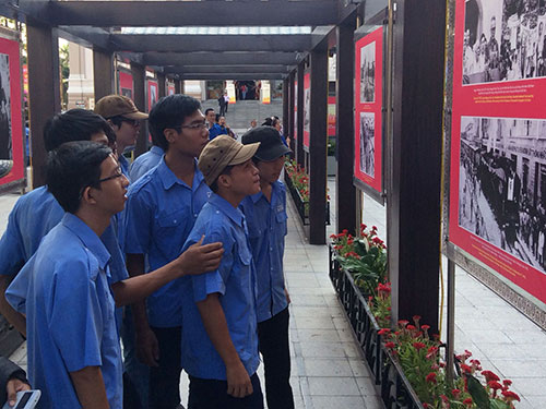 Đoàn viên, thanh niên TP HCM xem triển lãm ảnh về thành tựu kinh tế - xã hội của TP HCM sau 39 năm giải phóng hoàn toàn miền Nam Ảnh: PHAN ANH Đoàn viên, thanh niên TP HCM xem triển lãm ảnh về thành tựu kinh tế - xã hội của TP HCM sau 39 năm giải phóng hoàn toàn miền Nam Ảnh: PHAN ANH