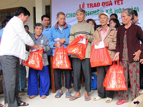 Tặng quà Tết cho các hộ nghèo ở xã Hòa Tâm, huyện Đông Hòa, tỉnh Phú Yên Ảnh: HỒNG ÁNH