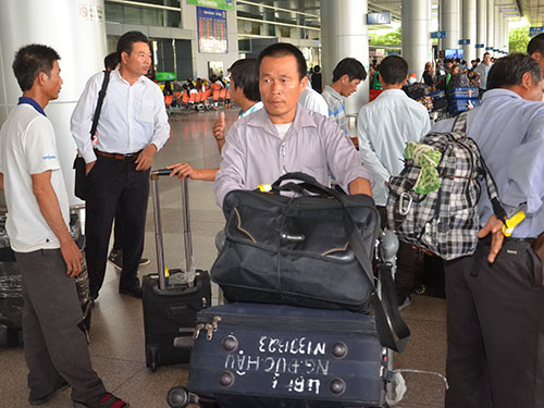 Lao động Việt Nam ở Libya về đến sân bay Tân Sơn Nhất trưa 9-8 Ảnh: Tấn Thạnh