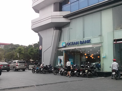 Ngày 24-10, Cơ quan CSĐT đã khám xét tại nhiều địa điểm, trong đó có trụ sở của OceanBank tại 81 
Lê Văn Lương (quận Thanh Xuân, Hà Nội)Ảnh: Nguyễn Quyết