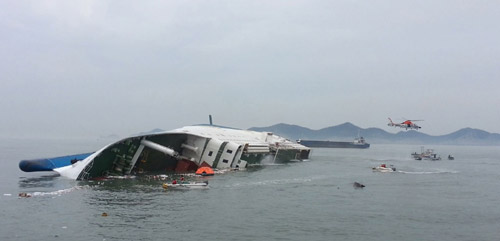 Không có hành khách nào trên boong lúc tàu bắt đầu chìm. Ảnh: Chosun Ilbo