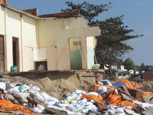 Nhiều căn nhà của người dân xã Tiến Thành và phường Đức Long (TP Phan Thiết, tỉnh Bình Thuận) bị đổ sập do sóng dữ Ảnh: Bạch Long