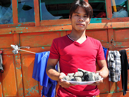 Đ&aacute; do người tr&ecirc;n t&agrave;u Trung Quốc n&eacute;m qua t&agrave;u c&aacute; QNg 90045 TS của ngư d&acirc;n 
V&otilde; B&aacute; Nha Ảnh: Tử Trực