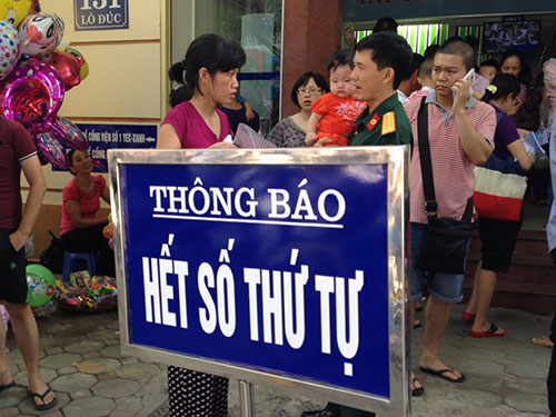 Mới 8 giờ nhưng ở Trung tâm tiêm chủng dịch vụ đã thông báo hết số thứ tự