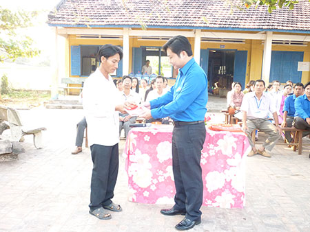 Anh Trần Sinh Toàn Phó Bí thư Tỉnh đoàn trao huy chương Tuổi trẻ dũng cảm