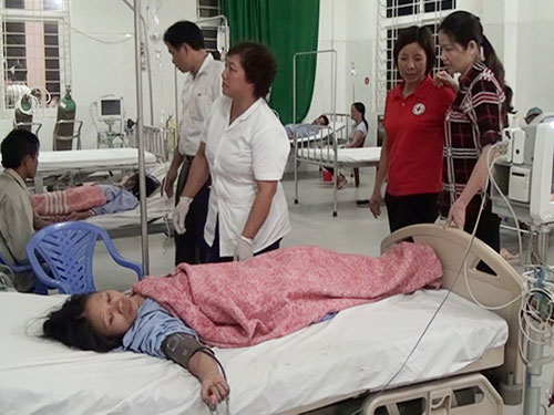 Nạn nhân trong vụ mưa lũ đang được điều trị tại Bệnh viện Đa khoa huyện Bảo Yên, tỉnh Lào Cai  Ảnh: Trường Bá Hổ