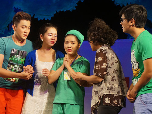 Cảnh trong vở 49 ngày yêu (sân khấu xã hội hóa Ngọc Trinh - Nhà hát Kịch TPHCM)