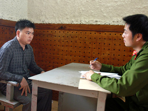 Nguyễn Văn Ký (trái) tại cơ quan công an Ảnh: TTXVN
