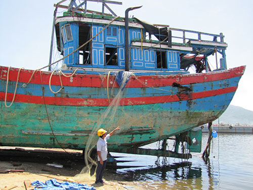 Vết hư hỏng trên tàu ĐNa 90152 của bà Huỳnh Thị Như Hoa do bị tàu Trung Quốc đâm