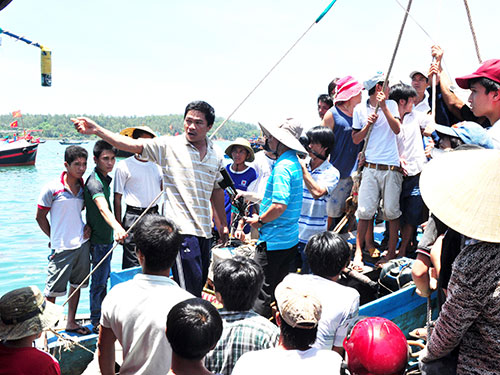 Ngư dân Phạm Tấn Sơn (thuyền viên tàu QNg 90205 TS): “Sửa xong tàu, chúng tôi quyết tâm ra Hoàng Sa”