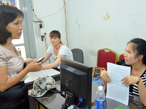 Phụ huynh học sinh tại TP HCM làm thủ tục đăng ký dự thi ĐH cho con emẢnh: TẤN THẠNH