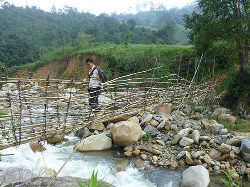 Một chiếc cầu treo quá sơ sài ở tỉnh Đắk Lắk Ảnh: CAO NGUYÊN