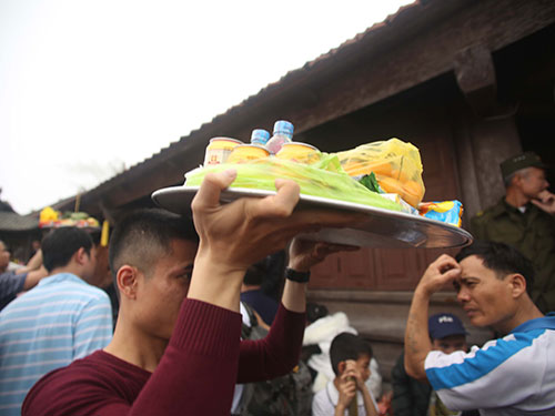 Rất đông du khách chen chân tại lễ hội chùa Hương
	Ảnh: MẠNH DUY