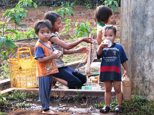 Rất nhiều trẻ em của làng Ea Luh thất học, không việc làm và sẽ thành gánh nặng cho xã hội