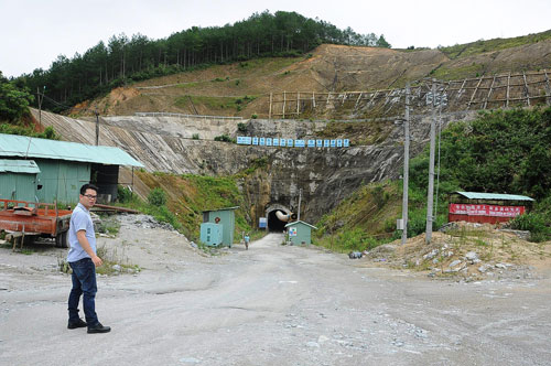 Sau 3 năm thi công, hầm dẫn nước thủy điện Thượng Kon Tum mới chỉ đạt khoảng 15% khối lượng   Ảnh: HOÀNG THANH