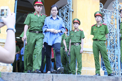 Dẫn giải bị cáo Huỳnh Thị Huyền Như về trại giam Ảnh: PHẠM DŨNG
