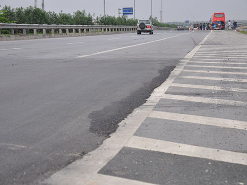 Đường cao tốc Cầu Giẽ - Ninh Bình (đoạn qua địa phận tỉnh Hà Nam) vừa đưa vào sử dụng đã phải vá víu nham nhở Ảnh: TUẤN MINH
