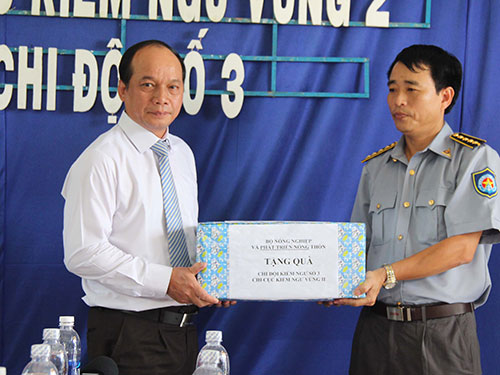 Thứ trưởng Vũ Văn Tám trao quà động viên lực lượng Kiểm ngư