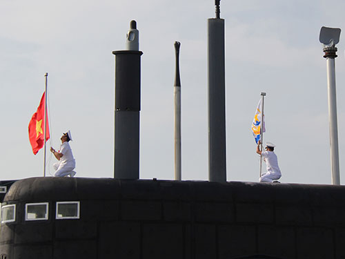 Trung tá Nguyễn Văn Quán, thuyền trưởng và trung tá Phạm Quang Hoan, chính trị viên tàu ngầm HQ-182 Hà Nội, kéo cờ trên đài chỉ huy