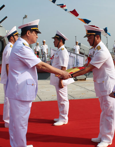 Đô đốc Nguyễn Văn Hiến trao quốc kỳ cho thuyền trưởng tàu ngầm HQ-182 Hà Nội