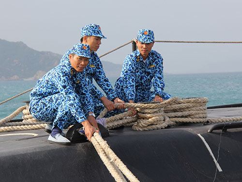 Niềm vui của các thủy thủ tàu ngầm HQ-182 Hà Nội