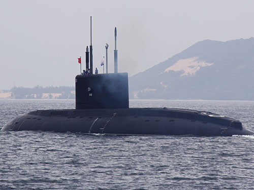 Tàu ngầm HQ-182 Hà Nội chạy kiểm tra kỹ thuật