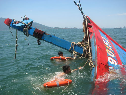 Tàu DNa 90152 bị đâm chìm được lai dắt vào bờ Ảnh: HOÀNG DŨNG