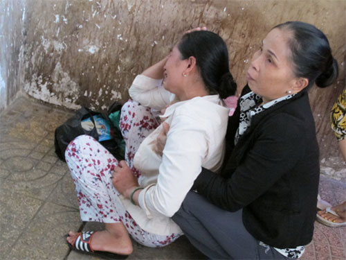 Chị Bùi Thị Bích Phượng khóc ngất tại Nhà tang lễ An Bình khi đến nhận thi thể em mình