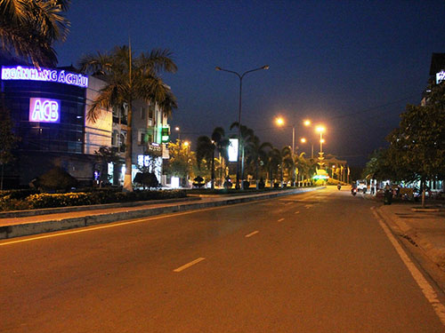Tin đồn về nạn rạch mông khiến tuyến đường chính của thị xã Ninh Hòa vắng hoe dù chỉ mới 18 giờ.