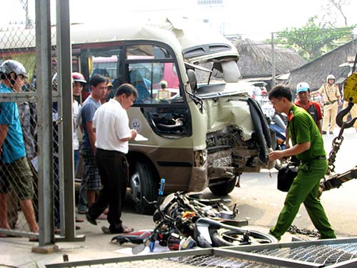 Đầu xe khách móp méo sau khi gây tai nạn trên Quốc lộ 13, đoạn qua
tỉnh Bình DươngẢnh: Như Phú