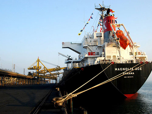 Mùng 1 Tết Giáp Ngọ, tại Công ty Kho vận và Cảng Cẩm Phả - Vinacomin (Quảng Ninh), tàu MAGNOLIA ACE nhận 24.200 tấn than cám 8 xuất khẩu sang thị trường Nhật Bản Ảnh:TTXVN
