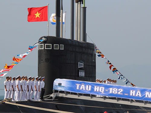 Lá cờ Tổ quốc tung bay trên đài chỉ huy, ngày 15-1, khi tàu ngầm HQ-182 Hà Nội được tiếp nhận vào biên chế Lữ đoàn Tàu ngầm 189.