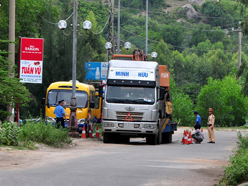 Một xe cồng kềnh vượt trạm chốt chặn của CSGT và TTGT tỉnh Quảng Ngãi, không phải dừng để cân kiểm tra tải trọng  Ảnh: An Điềm