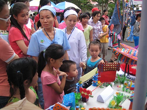 Bán các vật dụng làm từ phế liệu để chăm lo Tết cho người lao động khó khăn tại Ngày hội CNVC-LĐ Y tế