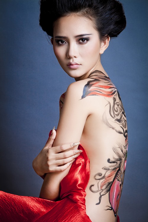 Tận hưởng vẻ đẹp tuyệt vời của người đẹp Việt với sự kết hợp nghệ thuật độc đáo của body painting, trong bức tranh Người lao động. Những chi tiết tinh tế và nét vẽ sáng tạo sẽ khiến cho bạn mê mẩn, đồng thời thể hiện tình yêu và tôn vinh sự tuyệt vời của người Việt.