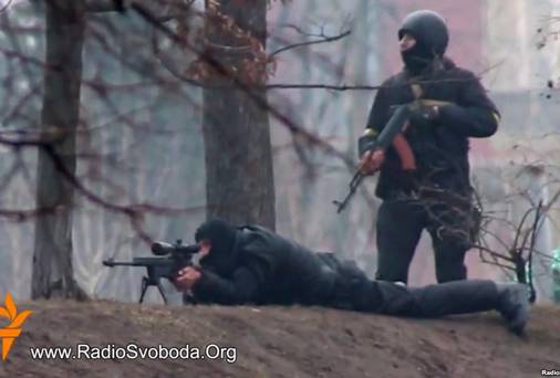 Các tay súng bắn tỉa ở Kiev hôm 20-2. Ảnh: Reuters