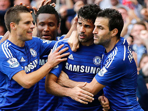 Cầu thủ Chelsea chúc mừng Diego Costa (thứ hai từ phải sang) sau bàn ấn định chiến thắng trước Arsenal Ảnh: REUTERS