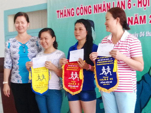 Bà Nguyễn Thị Ánh Thu - Chủ tịch LĐLĐ huyện Củ Chi, TP HCM - 
chúc mừng các công nhân đoạt giải môn chạy việt dã