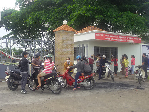 Công nhân Công ty TNHH LongHuei Việt Nam quay về tìm hiểu tình hìnhẢnh: NHƯ PHÚ