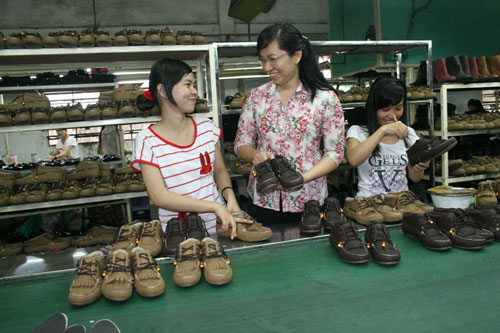 Bà Phan Thị Minh Thu, Chủ tịch Công đoàn Công ty Tích Hanh (giữa) được đánh giá là cán bộ có kỹ năng thương lượng tốt            Ảnh: KHÁNH LINH