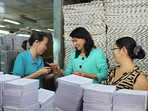 Bà Nguyễn Thị Thu, Chủ tịch LĐLĐ TP HCM, thăm hỏi công nhân Công ty CP In Người Lao Động