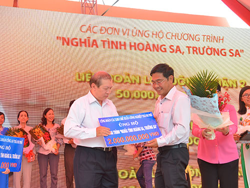 Ông Nguyễn Việt Cường, Phó Chủ tịch LĐLĐ TP (bìa trái), tiếp nhận kinh phí ủng hộ chương trình “Nghĩa tình Hoàng Sa, Trường Sa” từ CĐ các KCX-KCN  Ảnh: TẤN THẠNH